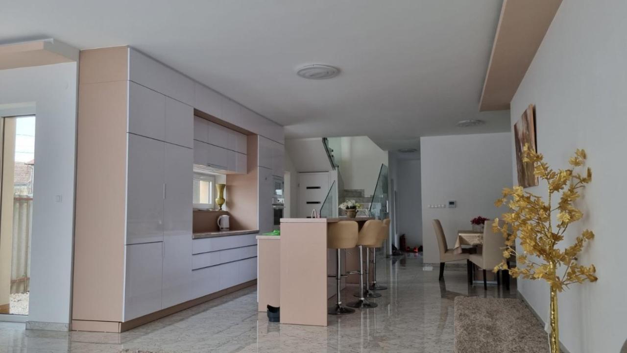 Sarkcsillag Teljes Csaladihaz- Star Complete Family House Daire Segedin Dış mekan fotoğraf